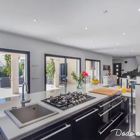 Stunning 4 Bedroom With Pool - Dodo Et Tartine Villa *